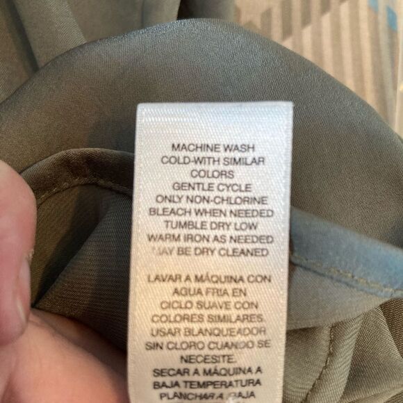 Chicos Cap Sleeve Boxy Blouse w/ pockets hidden button down 3 - Picture 9 of 9